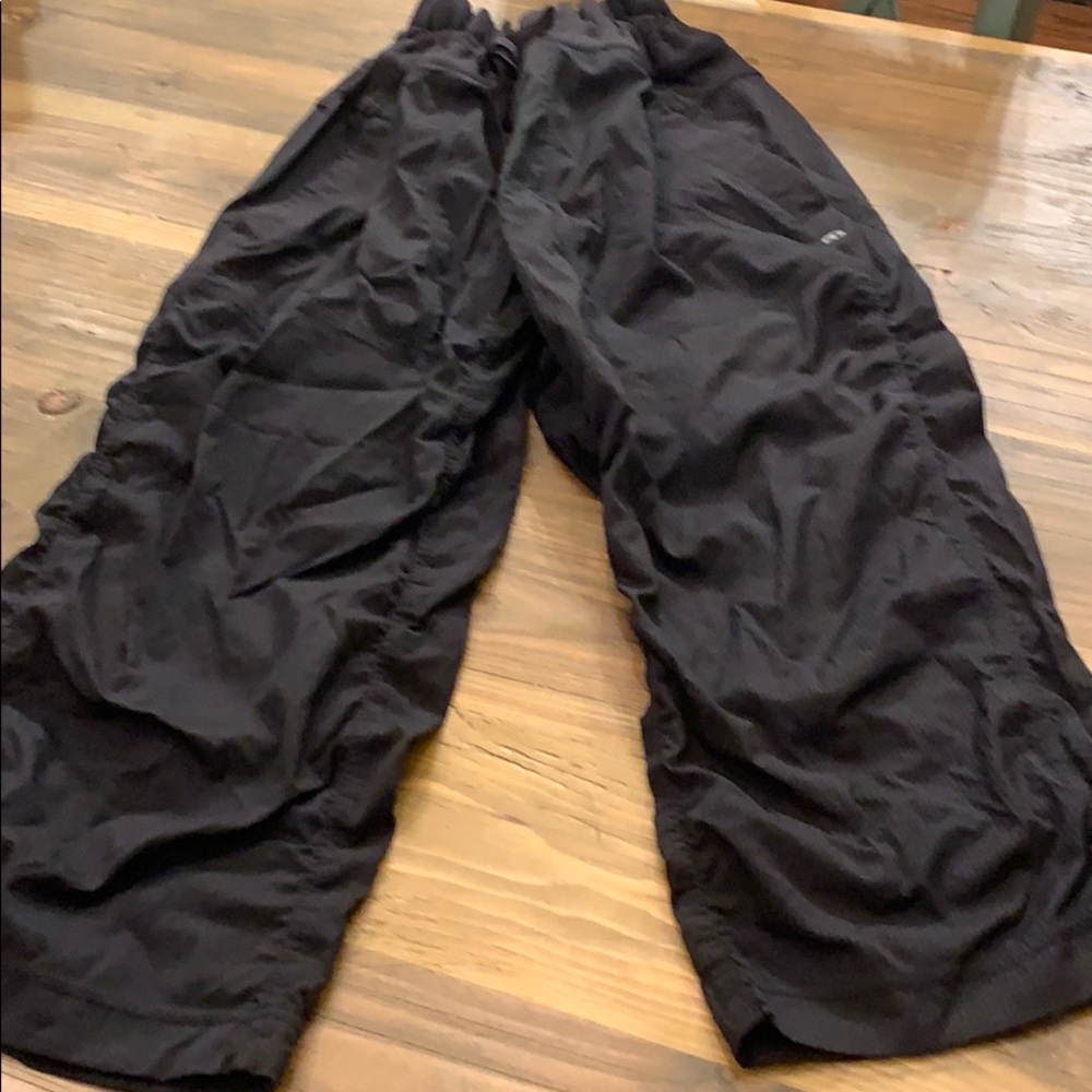 Women’s black Lululemon parachute capris